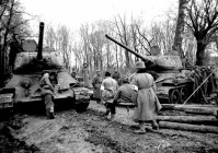 Венгрия - Эвакуация раненых на советских танках на подступах к Будапешту