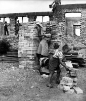 Венгрия - Венгрия, 1948 год - Дети и взрослые на работах по восстановлению разрушенного жилья