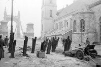 Будапешт - Вид немецких противотанковых заграждений у Центрального моста в Будапеште после освобождения города советскими войсками