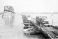 Будапешт - Переправа советских войск на грузовых автомобилях по временному понтонному мосту на западный берег Дуная в Будапеште.