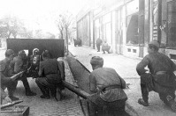 Кечкемет - Советские солдаты и артиллеристы ведут бой на одной из улиц в г.Кечкемет