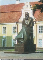 Каунас - Памятник литовскому поэту Майронису