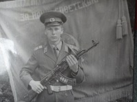 Солдаты и офицеры Советской армии - У знамени части.