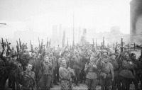 Солдаты и офицеры Советской армии - Победный залп