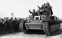 Солдаты и офицеры Советской армии - Танкисты 20-й танковой бригады возвращаются с Карельского перешейка. 24 апреля 1940 года