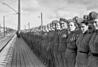 Солдаты и офицеры Советской армии - 1943 г. Девушки-снайперы перед отправкой на фронт.