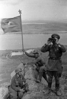 Солдаты и офицеры Советской армии - Бойцы устанавливают знамя победы на сопке Заозерная