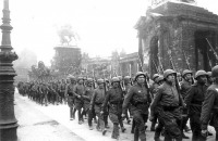 Солдаты и офицеры Советской армии - Колонны советских войск проходят по улицам Берлина, 1945 год.