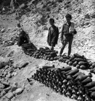 Италия - Италия, Монтекассино, 1948 год - Подростки, торгующие корпусами боеприпасов, собранных в ближайших окрестностях
