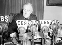 Ретро знаменитости - Президент США Франклин Д. Рузвельт обращается к нации по радио из Белого дома в Вашингтоне.