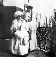  - Великие княжны Ольга Николаевна и Татьяна Николаевна на балконе Александровского дворца