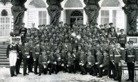 Ретро знаменитости - Николай II и великие княжны Ольга и Татьяна Николаевны с офицерами 148-го пехотного Каспийского великой княжны Анастасии Николаевны полка 1914.Царское Село.