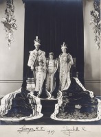 Ретро знаменитости - Король Георг VI ,королева Елизавета ,принцессы Елизавета и Маргарет в день коронации 12 мая 1937.