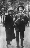 Ретро знаменитости - Сергей Есенин с сестрой Катей, 1925.