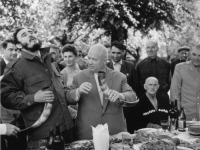 Ретро знаменитости - Обед Никиты Хрущёва и Фиделя Кастро в колхозе в Грузии.