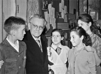  - Поэт Самуил Яковлевич Маршак с московскими школьниками. 3 ноября 1962 года