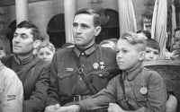 Ретро знаменитости - Герой Советского Союза Александр Дивочкин и сын полка Леша Рябов