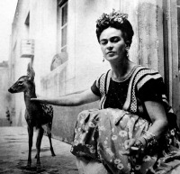 Ретро знаменитости - Художница Фрида Кало и ручной олененок Гранизо