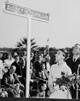 Ретро знаменитости - Одри Хепборн на улице названной в ее честь