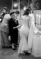 Ретро знаменитости - Пожилая женщина рассматривает модель  Викки Дуган