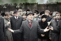 Ретро знаменитости - Михаил Горбачёв у памятника Ленину в Вильнюсе