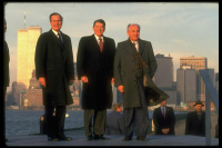 Ретро знаменитости - Джордж Буш-старший, Михаил Горбачёв и Рональд Рейган на фоне Манхеттена
