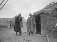 Киргизия - Старики-киргизы у юрты, 1906