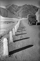 Киргизия - Машина на горной дороге
