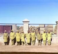 Туркменистан - Рабочие на упаковке жмыха в имении Мургаб , 1911