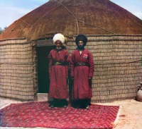 Туркменистан - Байрам-Али. Текинец со старшим сыном у юрты, 1911