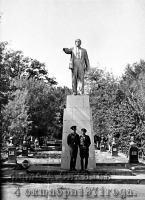 Туркменистан - Кушка. У памятника В. И. Ленину на Аллее героев