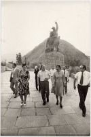 Узбекистан - Возложение цветов к монументу красноармейцам 1981 год