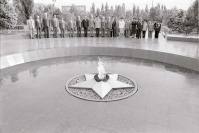 Ташкент - Руководители партии и Правительства Узбекистана у Вечного огня в День Победы
