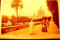 Рим - Его святейшество папа Бенедикт XV в саду Ватикана