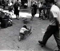 Неаполь - Италия, Неаполь, 1948 год - Маленький ребенок посреди улицы