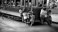 Неаполь - Италия, Неаполь, 1948 год - Мальчишки, прицепом катающиеся на трамвае