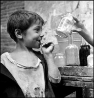 Неаполь - Италия, Неаполь, 1948 год - Мальчишка-оборванец, выпрашивающий еду у торговки