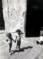 Неаполь - Италия, Неаполь, 1948 год - Маленькие девочки, гуляющие голышом посреди улицы