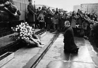 Варшава - Памятник героям гетто (Pomnik Bohater?w Getta) Польша,  Мазовецкое воеводство,  Варшава 7 декабря 1970 года в Варшаве канцлер ФРГ Вилли Брандт встал на колени перед перед памятником погибшим во время восстания в Варшавском гетто. В этот же день Бранд подп