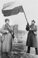 Варшава - Советский и польский солдаты поднимают флаг над освобожденной Варшавой