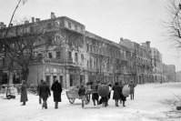 Варшава - Возвращение жителей в освобожденную Варшаву. Вид разрушенных зданий на одной из улиц города