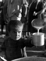 Греция - Греция, 1948 год - Мальчик-сирота, получающий порцию своего молока