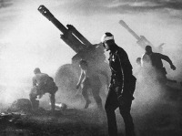 Беларусь - Батарея ведет огонь по обороняющимся немецким войскам. Беларусь, лето 1944 г.