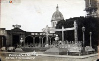 Мексика - Ирапуато.  Готель и памятник.