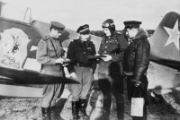 Авиация - Генерал-майор Г.Н. Захаров, лейтенант Жозеф Риссо и советские офицеры у истребителя Як-3