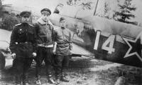 Авиация - Командир эскадрильи «Шербур» полка «Нормандия-Неман» и его советские товарищи у истребителя Як-9