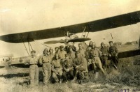 Авиация - Курсанты Ленинградской школы летчиков с инструкторами на фоне учебного самолёта У-2, 1933 год.