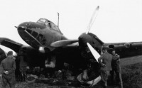 Авиация - Немцы осматривают захваченный советский пикирующий бомбардировщик Пе-2.