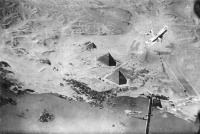 Авиация - Германский биплан над пирамидами.