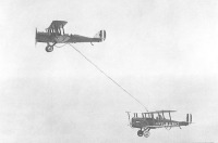 Авиация - Один из первых опытов дозаправки в воздухе.